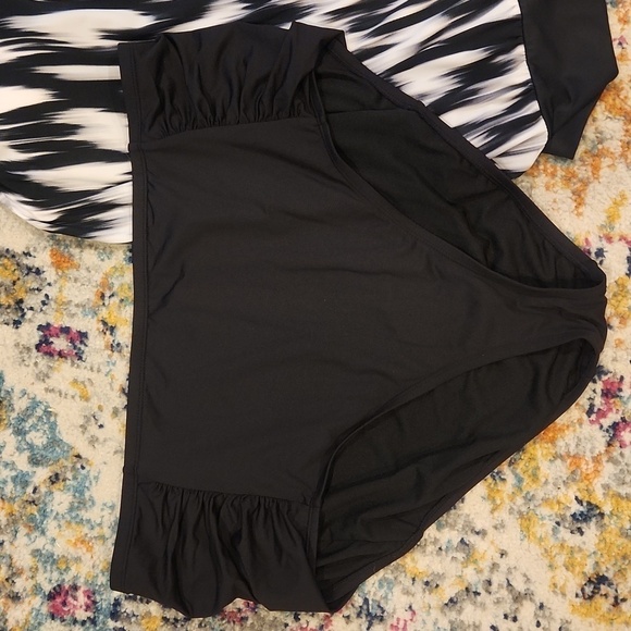 Liz Claiborne SZ 20 2 Piece Black/White Swimsuit - Picture 2 of 9